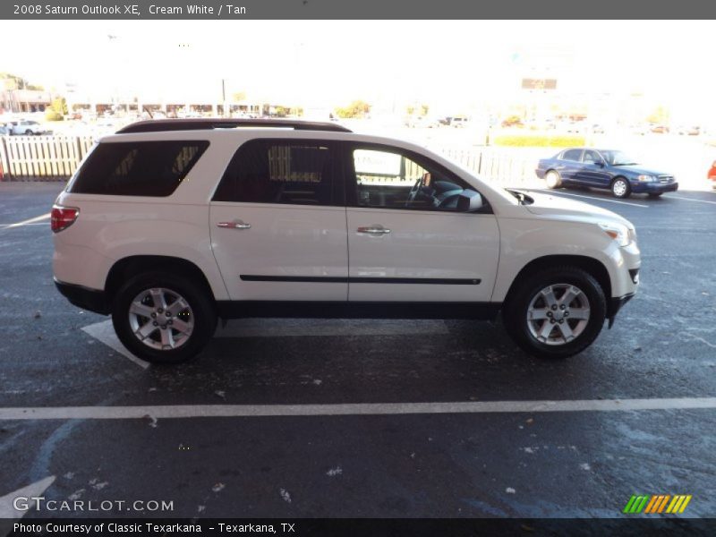 Cream White / Tan 2008 Saturn Outlook XE