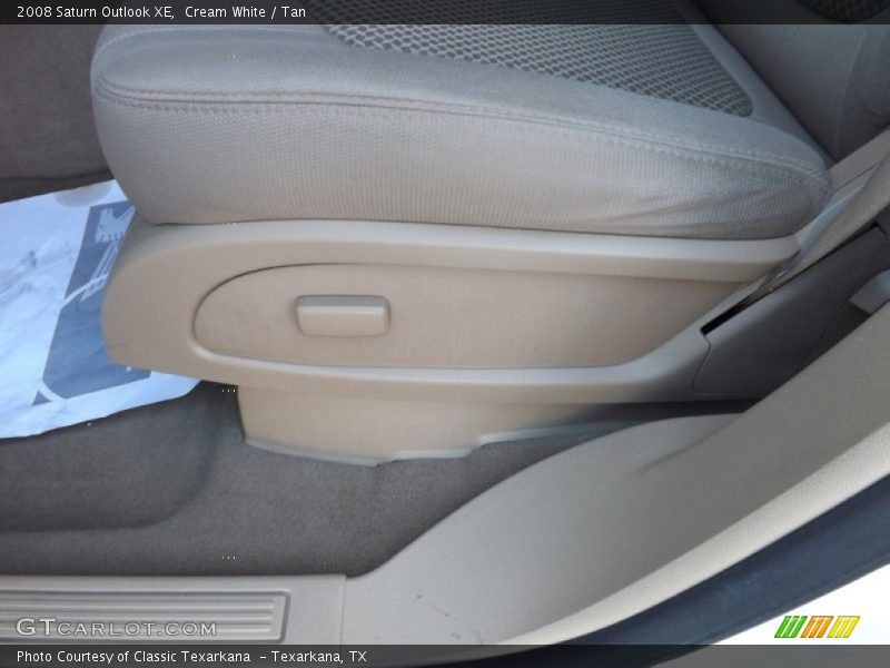 Cream White / Tan 2008 Saturn Outlook XE