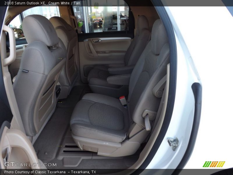 Cream White / Tan 2008 Saturn Outlook XE