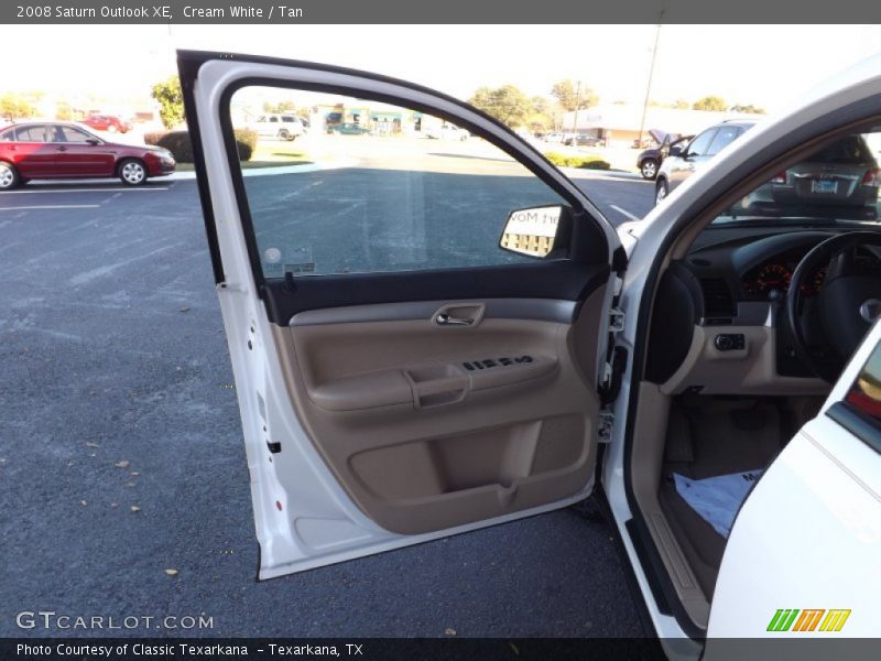 Cream White / Tan 2008 Saturn Outlook XE