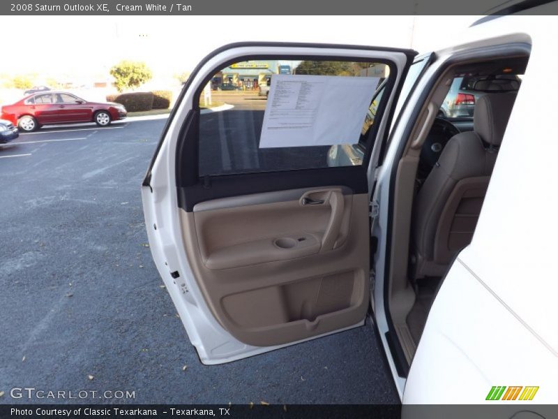 Cream White / Tan 2008 Saturn Outlook XE