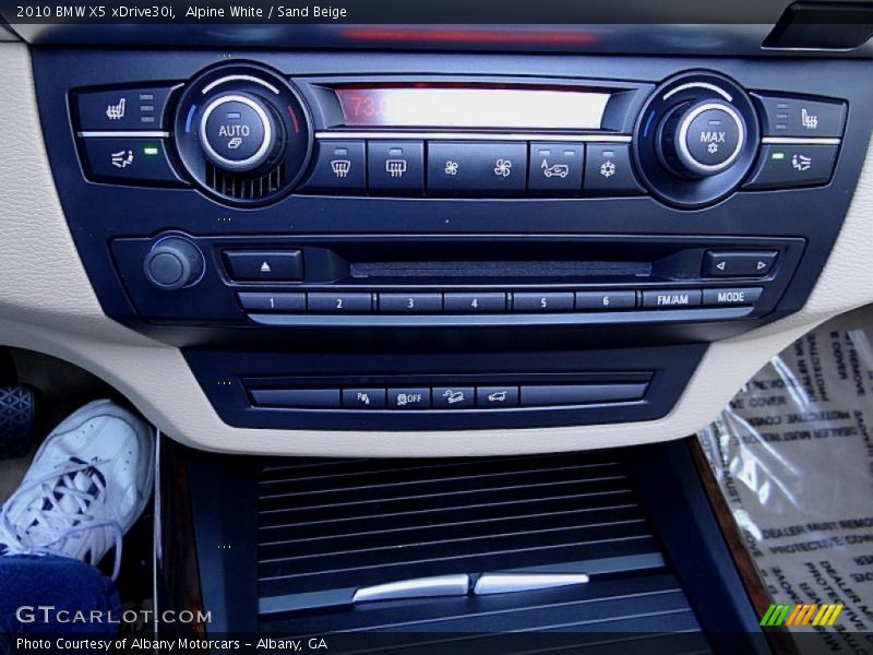 Alpine White / Sand Beige 2010 BMW X5 xDrive30i