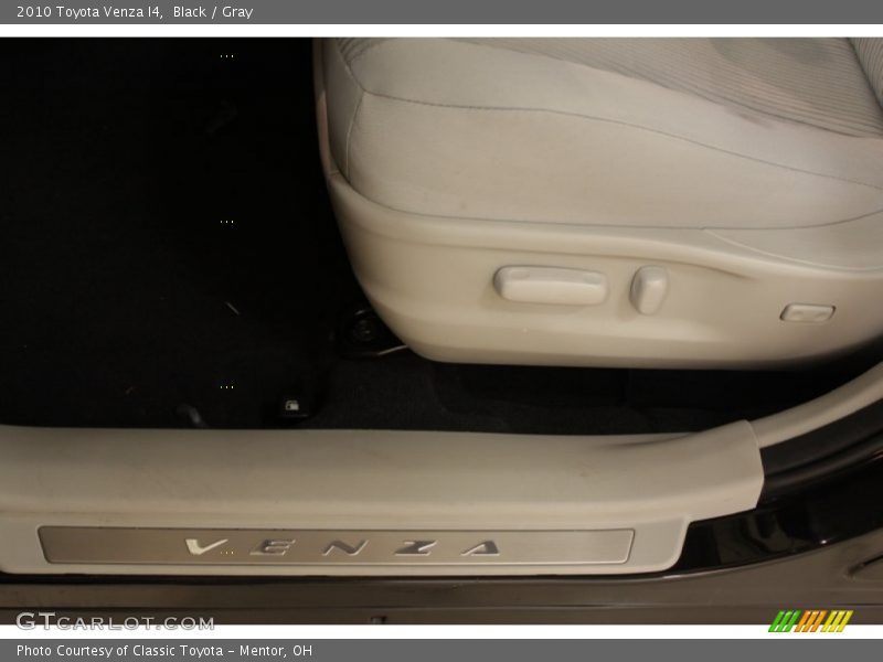 Black / Gray 2010 Toyota Venza I4