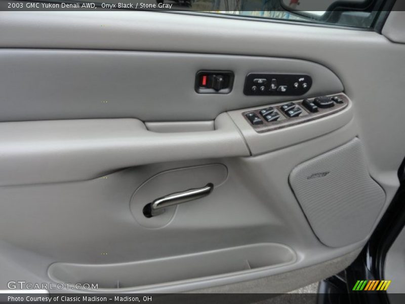 Onyx Black / Stone Gray 2003 GMC Yukon Denali AWD
