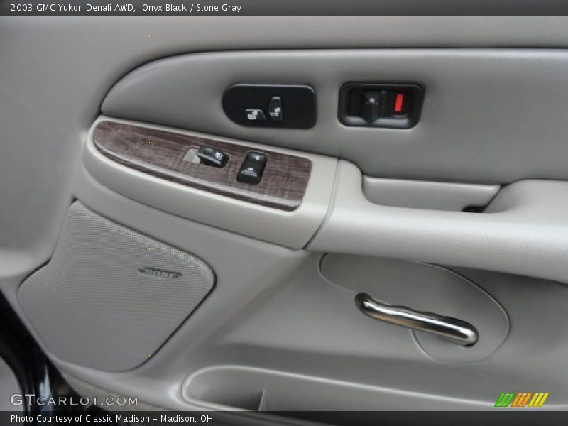 Onyx Black / Stone Gray 2003 GMC Yukon Denali AWD