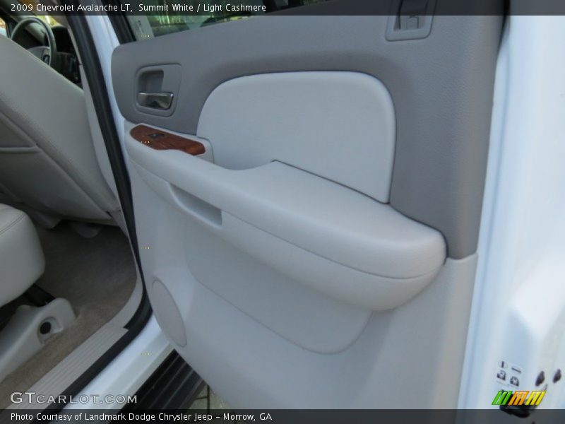 Summit White / Light Cashmere 2009 Chevrolet Avalanche LT