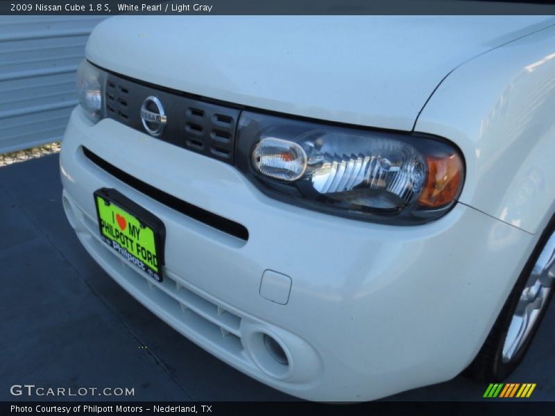 White Pearl / Light Gray 2009 Nissan Cube 1.8 S