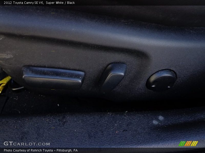 Super White / Black 2012 Toyota Camry SE V6