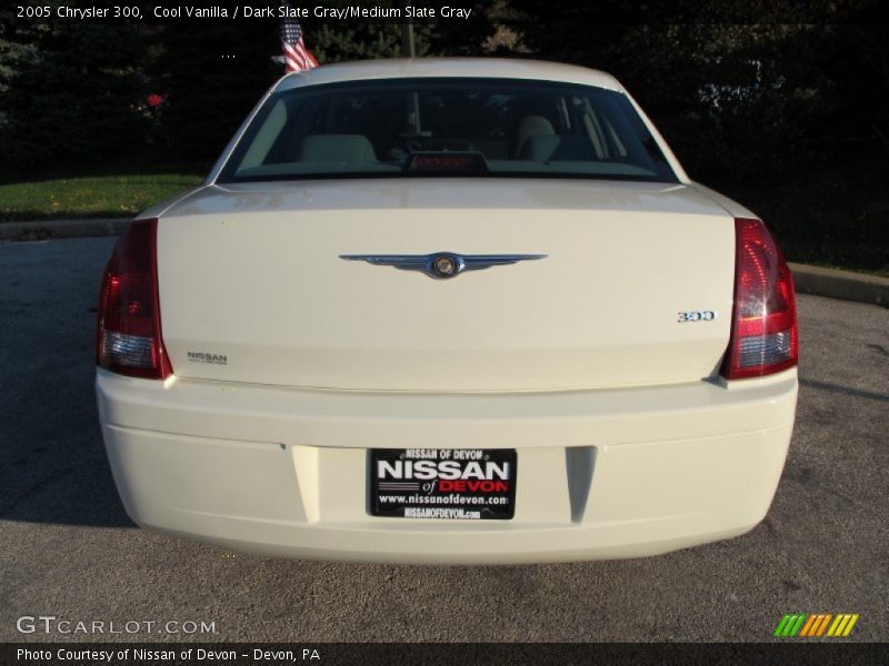 Cool Vanilla / Dark Slate Gray/Medium Slate Gray 2005 Chrysler 300