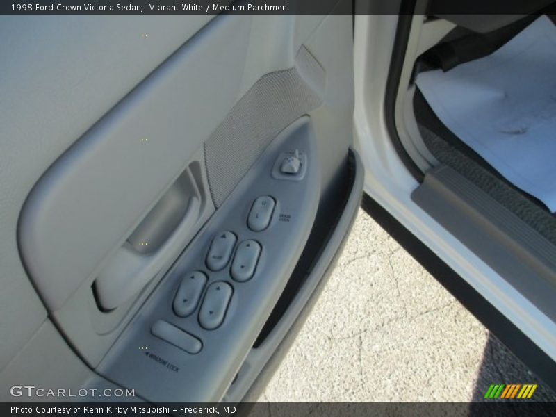 Vibrant White / Medium Parchment 1998 Ford Crown Victoria Sedan