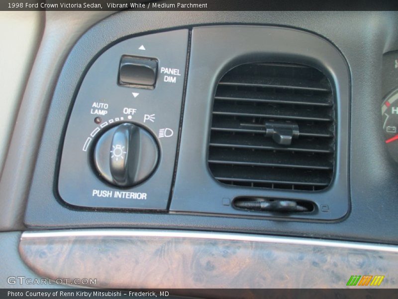Vibrant White / Medium Parchment 1998 Ford Crown Victoria Sedan