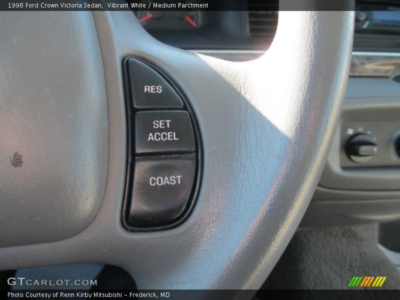 Vibrant White / Medium Parchment 1998 Ford Crown Victoria Sedan