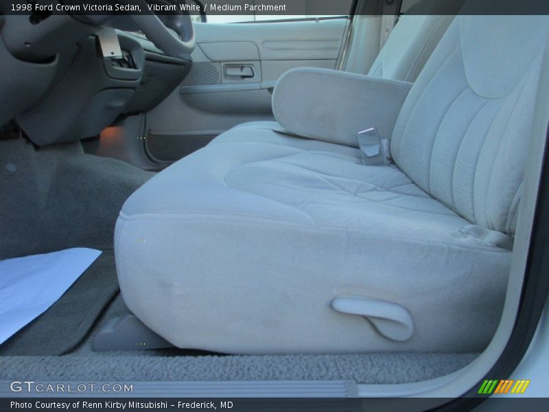 Vibrant White / Medium Parchment 1998 Ford Crown Victoria Sedan