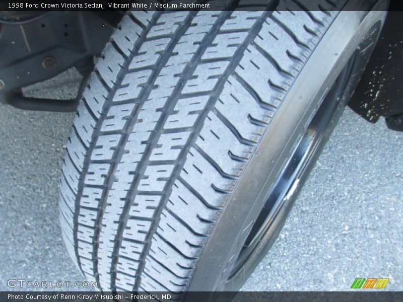 Vibrant White / Medium Parchment 1998 Ford Crown Victoria Sedan