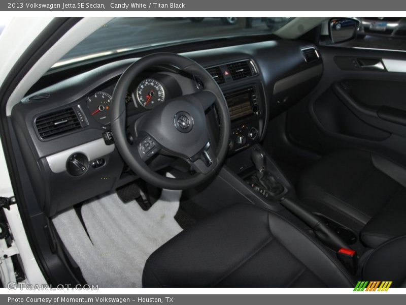 Candy White / Titan Black 2013 Volkswagen Jetta SE Sedan