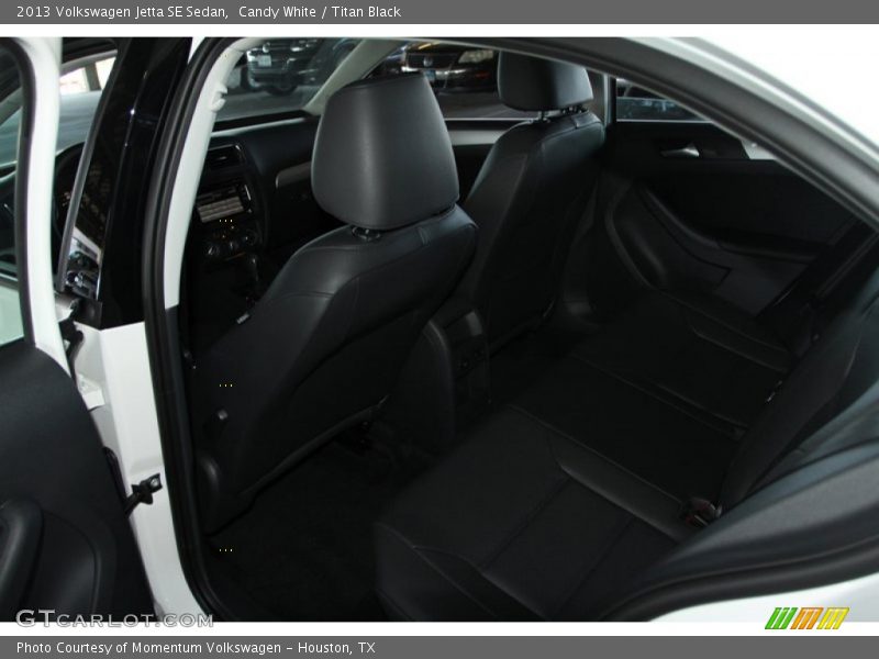 Candy White / Titan Black 2013 Volkswagen Jetta SE Sedan