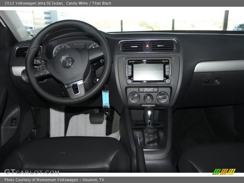 Candy White / Titan Black 2013 Volkswagen Jetta SE Sedan