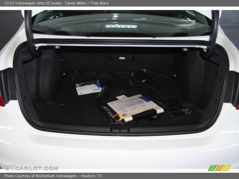 Candy White / Titan Black 2013 Volkswagen Jetta SE Sedan