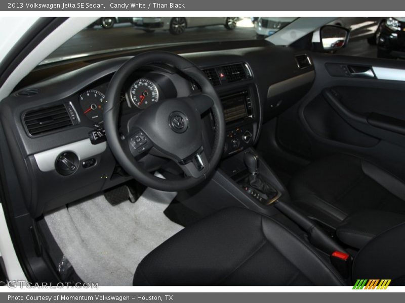 Candy White / Titan Black 2013 Volkswagen Jetta SE Sedan
