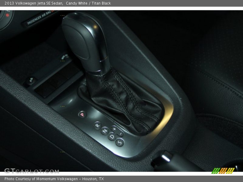 Candy White / Titan Black 2013 Volkswagen Jetta SE Sedan