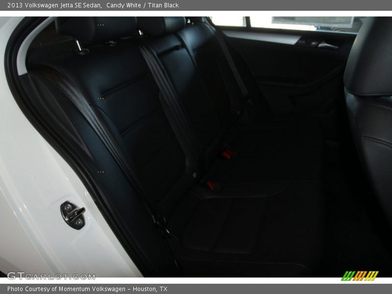 Candy White / Titan Black 2013 Volkswagen Jetta SE Sedan