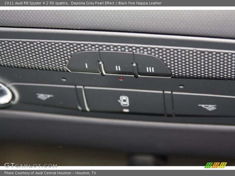 Controls of 2011 R8 Spyder 4.2 FSI quattro