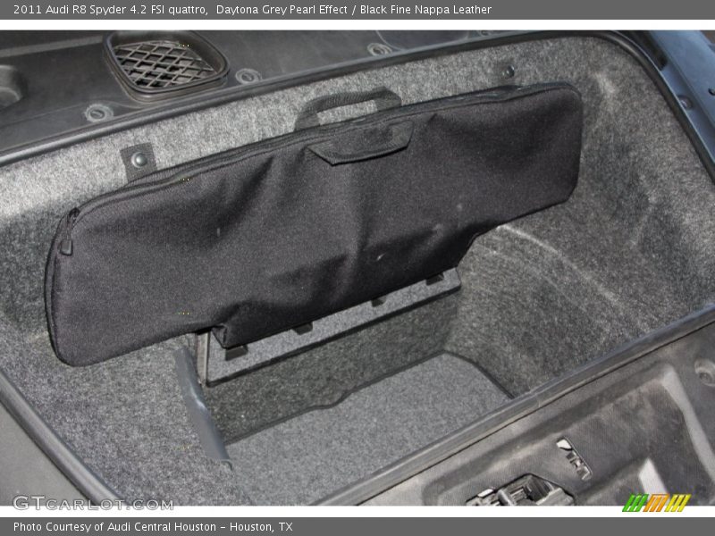  2011 R8 Spyder 4.2 FSI quattro Trunk