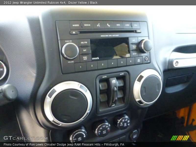 Controls of 2012 Wrangler Unlimited Rubicon 4x4