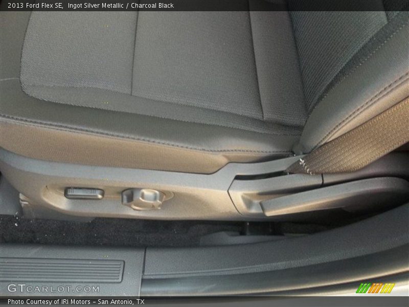 Ingot Silver Metallic / Charcoal Black 2013 Ford Flex SE