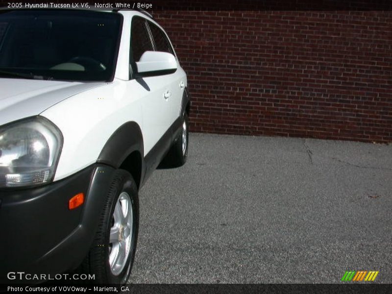 Nordic White / Beige 2005 Hyundai Tucson LX V6