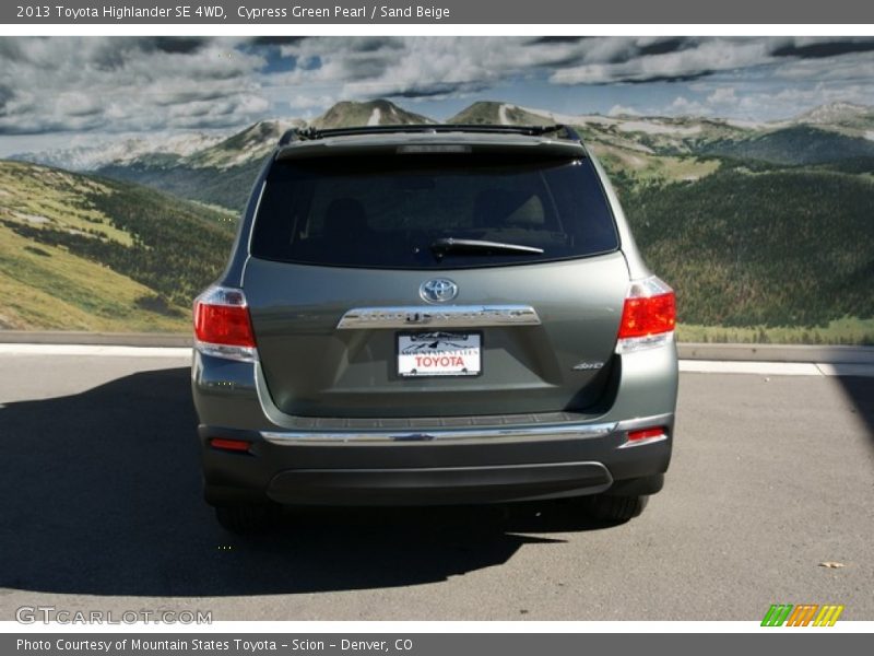 Cypress Green Pearl / Sand Beige 2013 Toyota Highlander SE 4WD