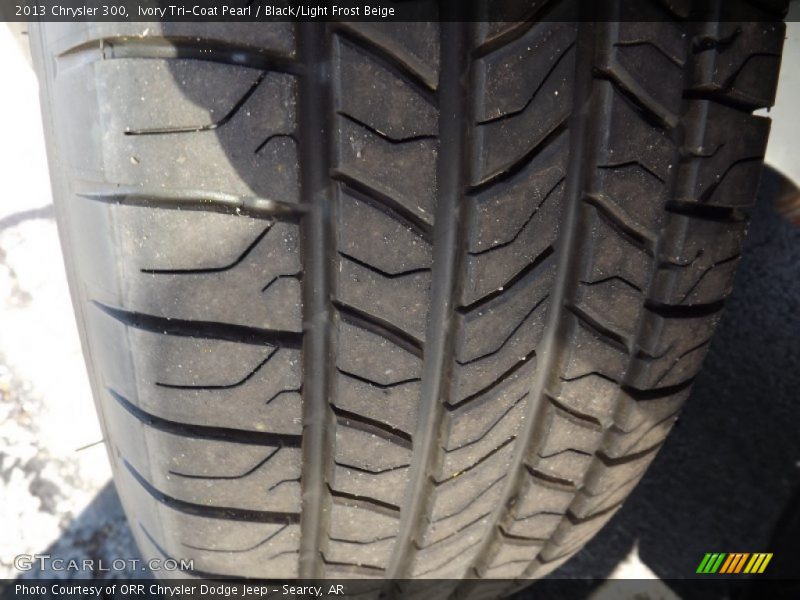 Ivory Tri-Coat Pearl / Black/Light Frost Beige 2013 Chrysler 300