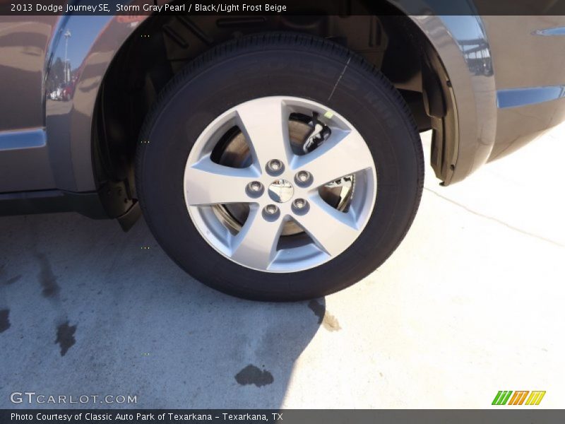 Storm Gray Pearl / Black/Light Frost Beige 2013 Dodge Journey SE