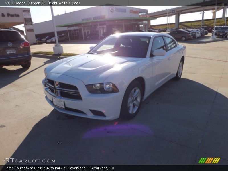 Bright White / Black 2013 Dodge Charger SE