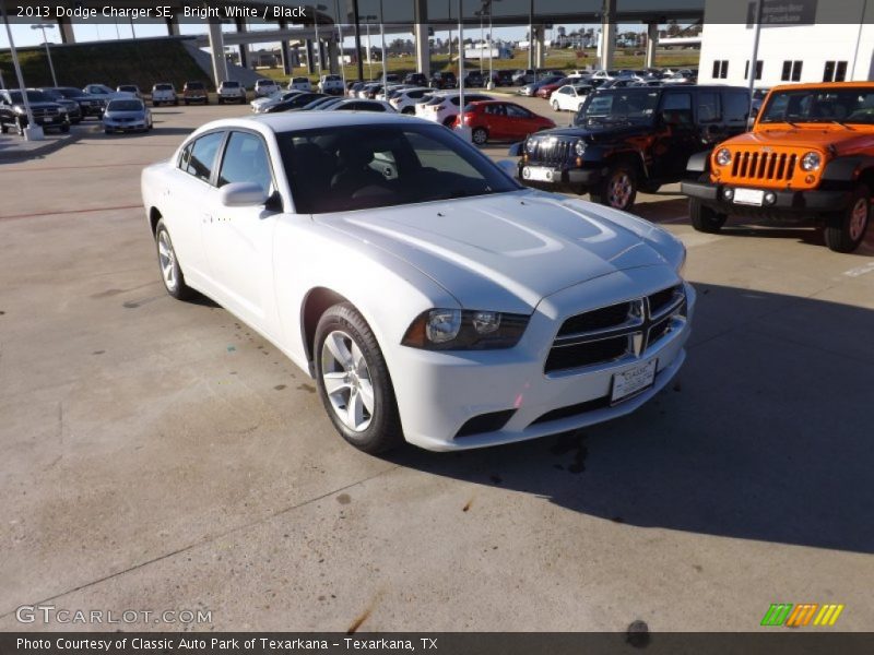 Bright White / Black 2013 Dodge Charger SE