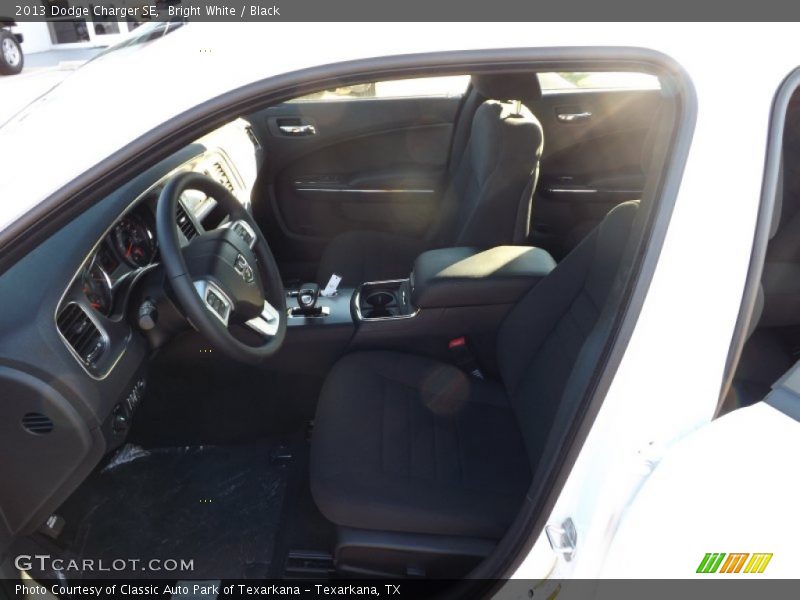 Bright White / Black 2013 Dodge Charger SE
