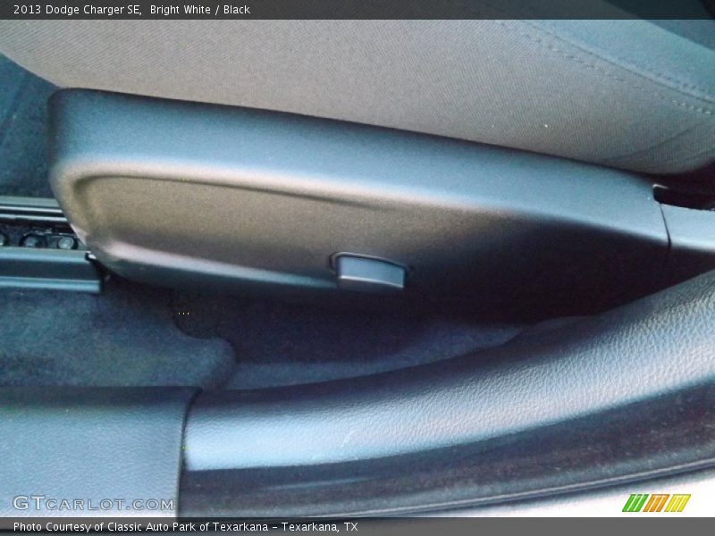 Bright White / Black 2013 Dodge Charger SE