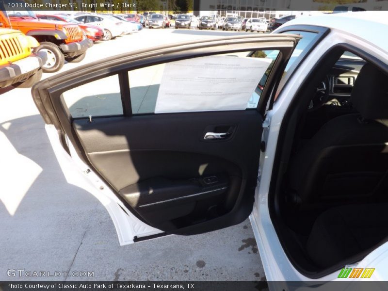 Bright White / Black 2013 Dodge Charger SE