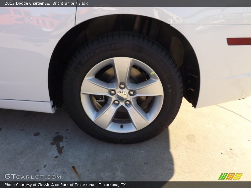 Bright White / Black 2013 Dodge Charger SE