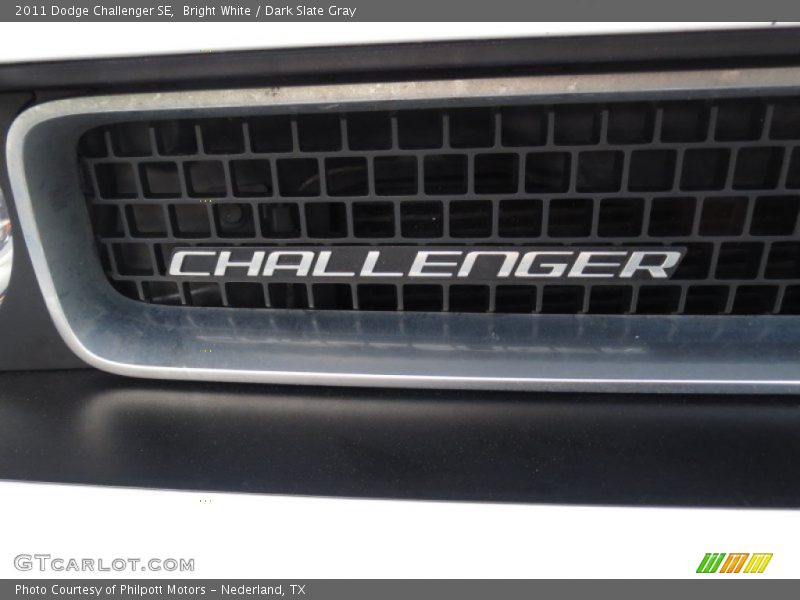 Bright White / Dark Slate Gray 2011 Dodge Challenger SE