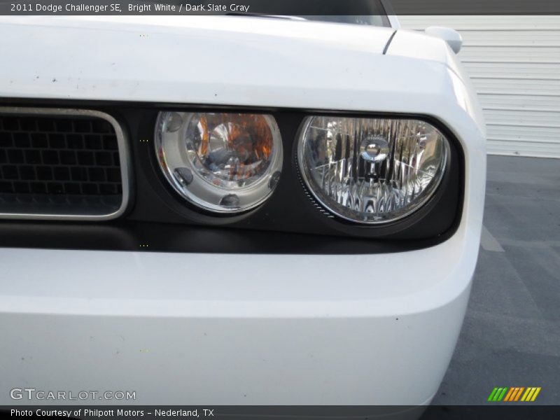 Bright White / Dark Slate Gray 2011 Dodge Challenger SE