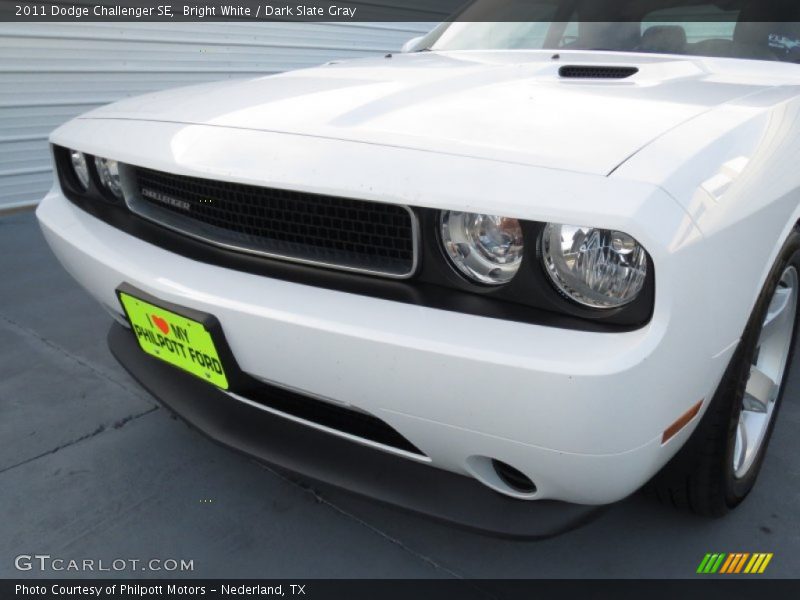 Bright White / Dark Slate Gray 2011 Dodge Challenger SE