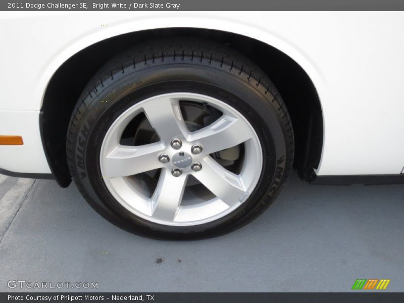 Bright White / Dark Slate Gray 2011 Dodge Challenger SE