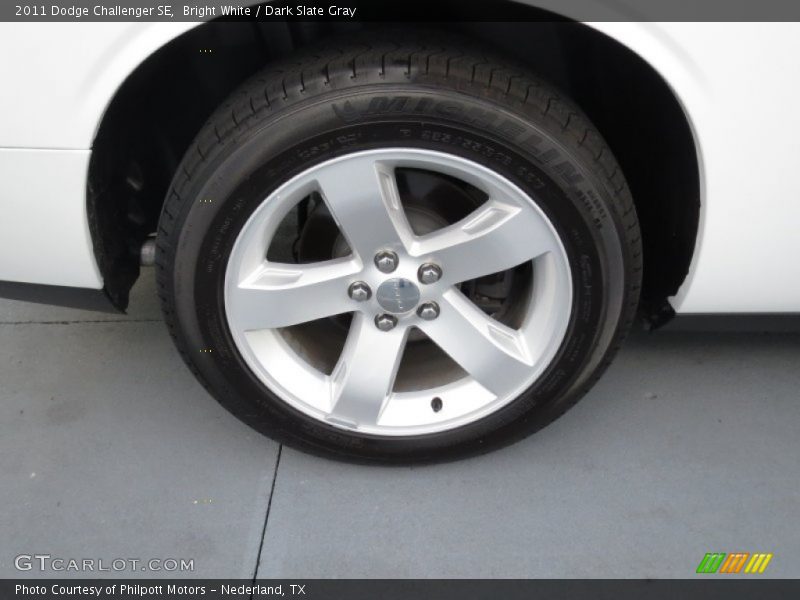 Bright White / Dark Slate Gray 2011 Dodge Challenger SE
