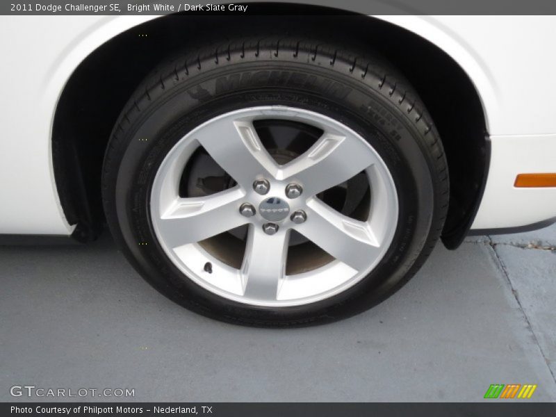 Bright White / Dark Slate Gray 2011 Dodge Challenger SE