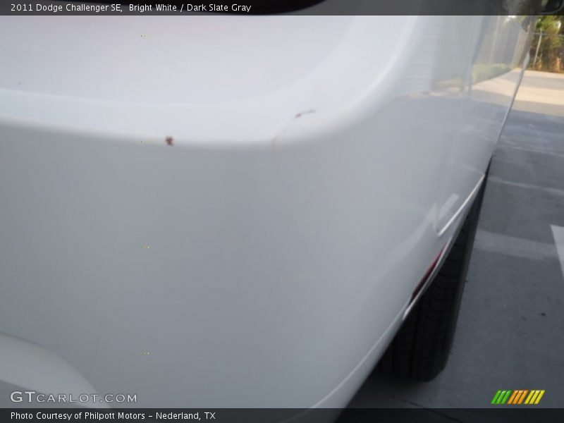 Bright White / Dark Slate Gray 2011 Dodge Challenger SE