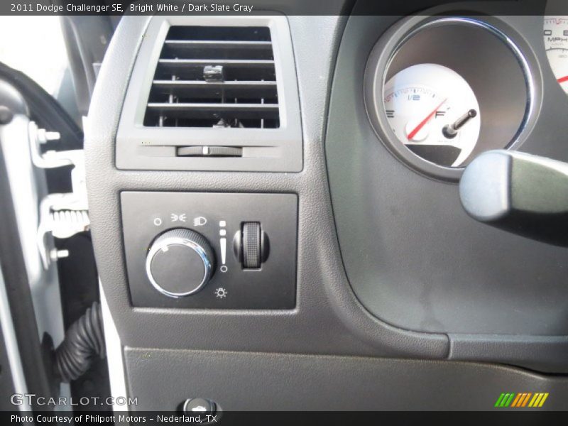 Bright White / Dark Slate Gray 2011 Dodge Challenger SE