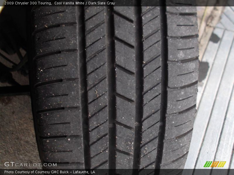 Cool Vanilla White / Dark Slate Gray 2009 Chrysler 300 Touring