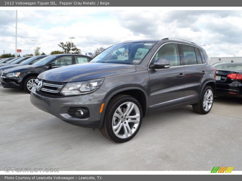 Front 3/4 View of 2013 Tiguan SEL
