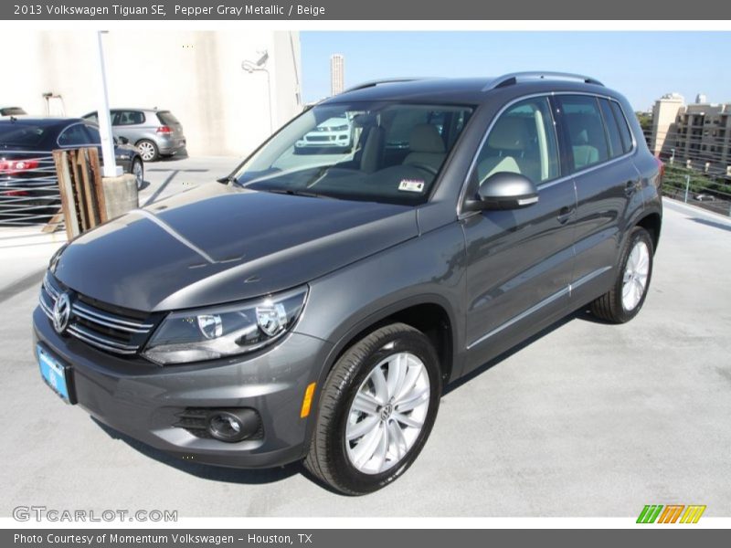 Pepper Gray Metallic / Beige 2013 Volkswagen Tiguan SE